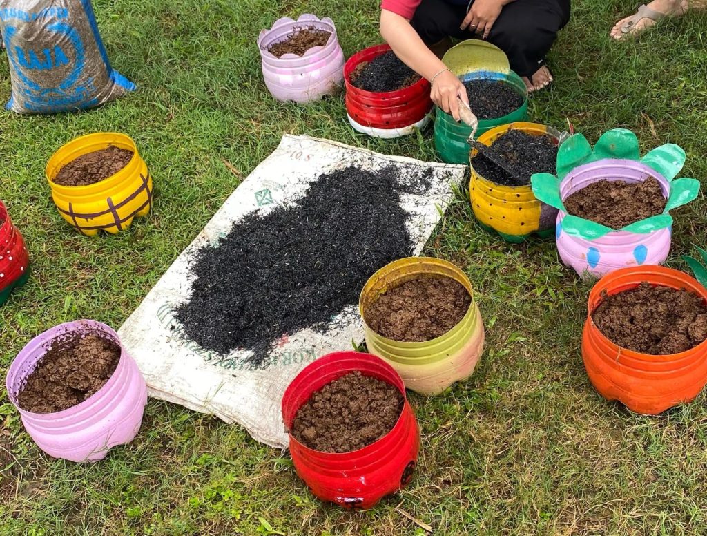 KKN UPGRIS 2025 Recycle Limbah Galon Jadi Pot Cantik