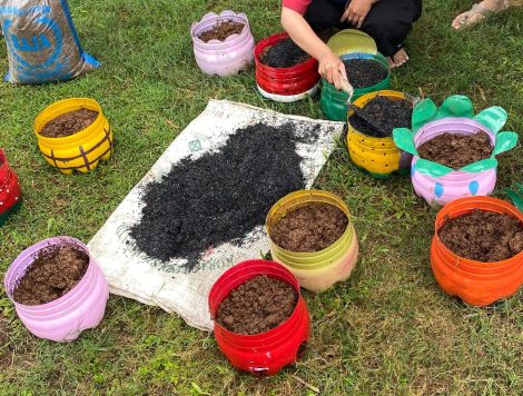 KKN UPGRIS 2025 Recycle Limbah Galon Jadi Pot Cantik