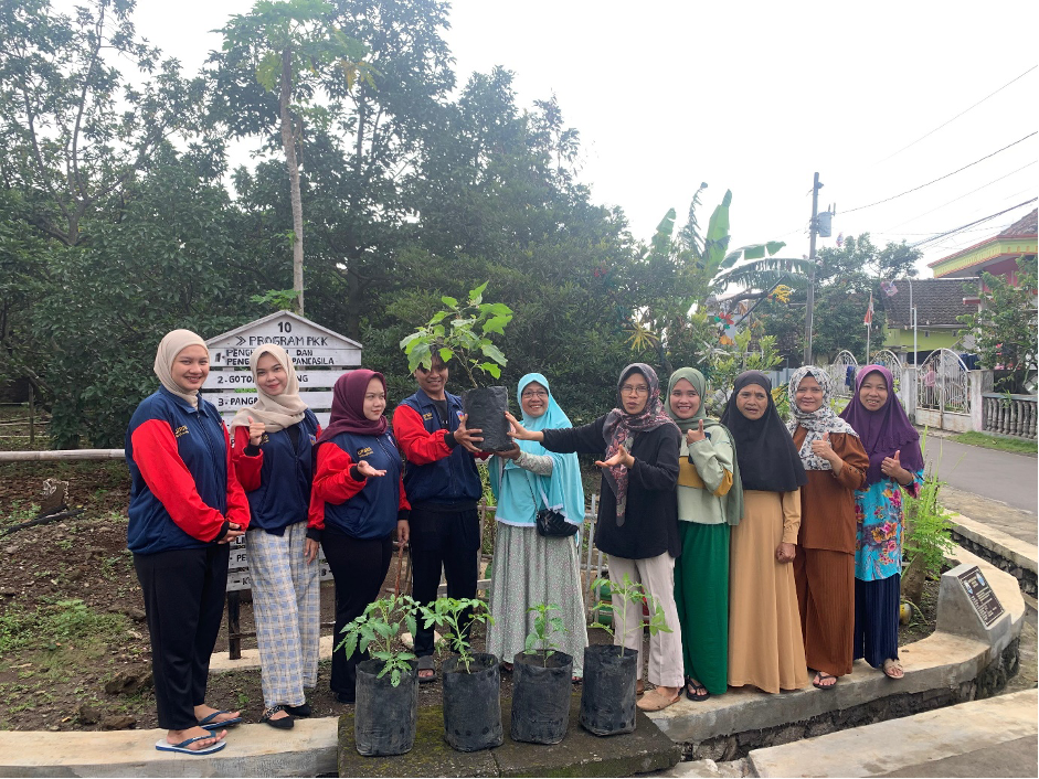 Mahasiswa KKN UPGRIS Ciptakan Kebun Obat